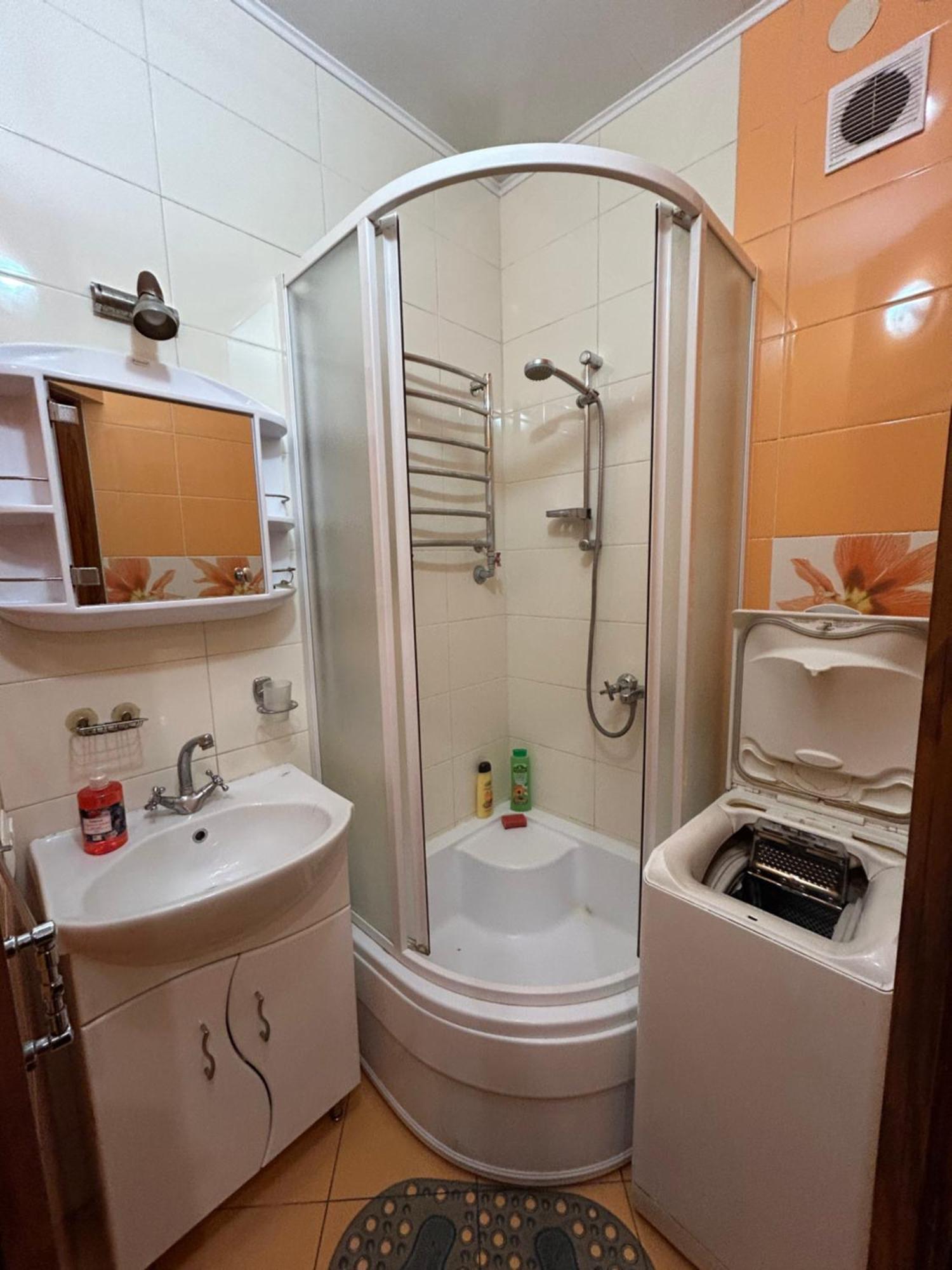 Three Bedroom Stepana Bandery Street 罗夫诺 外观 照片