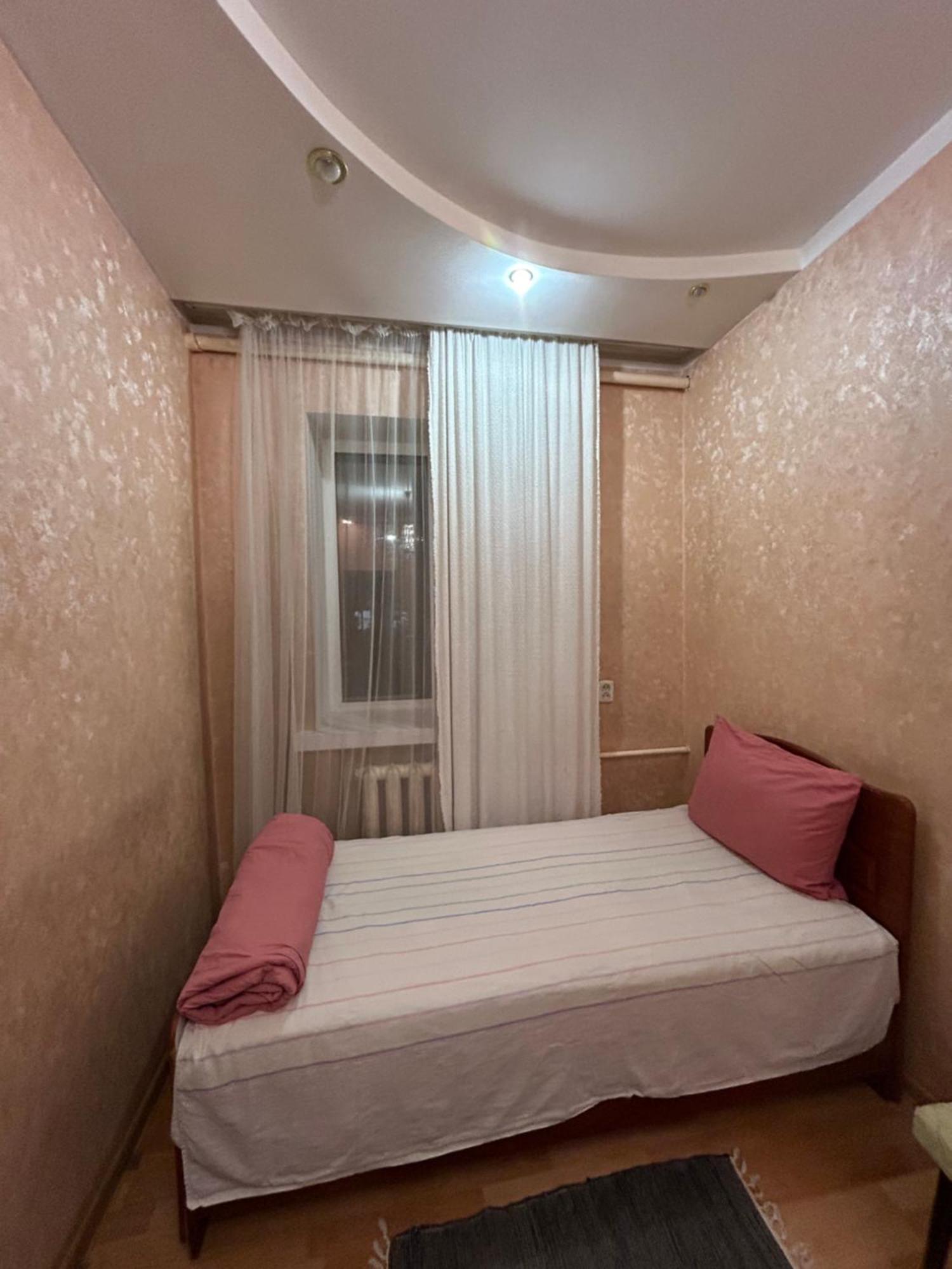 Three Bedroom Stepana Bandery Street 罗夫诺 外观 照片